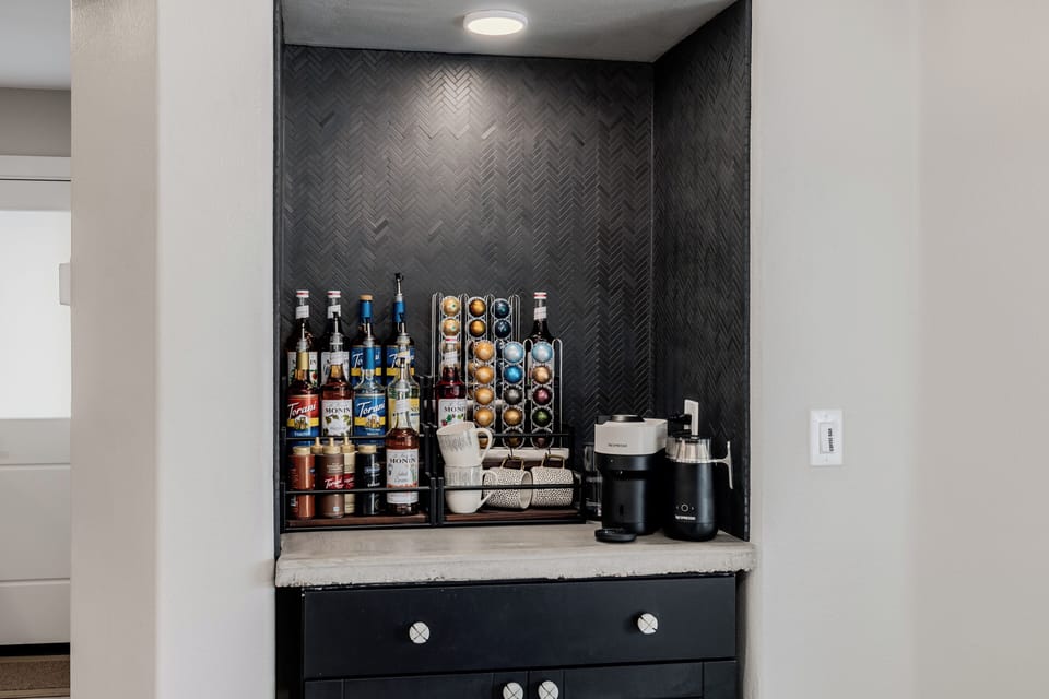 Main House
Coffee/Dirty Soda Bar