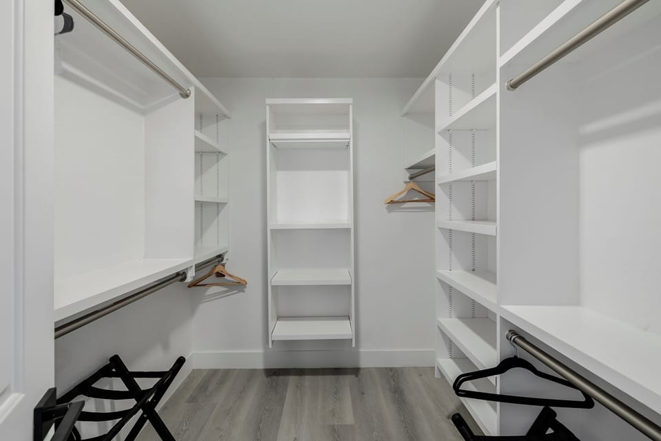 Main House
Primary King Suite
Walk In Closet 