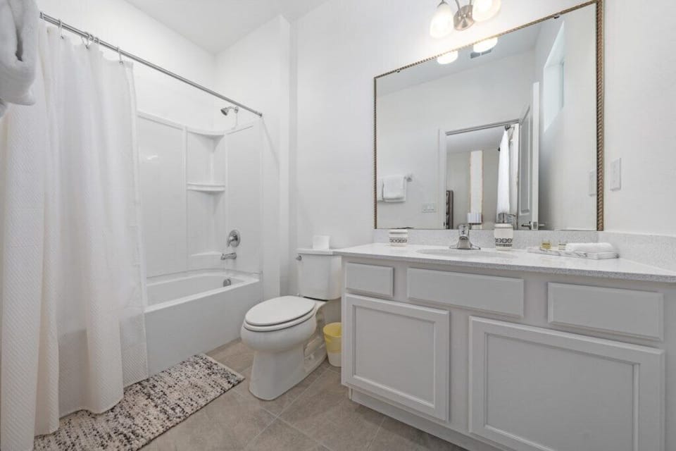 Full bathroom 2 image 1