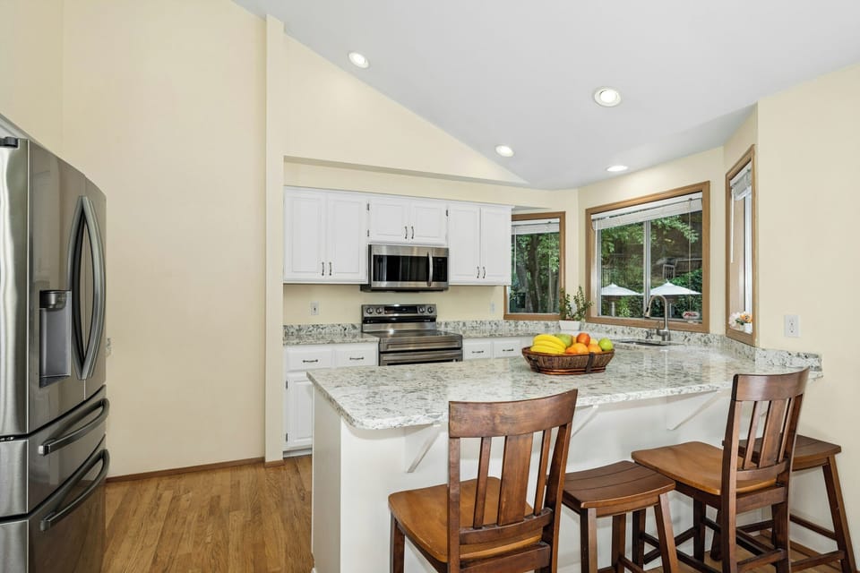 Kitchen with breakfast bar