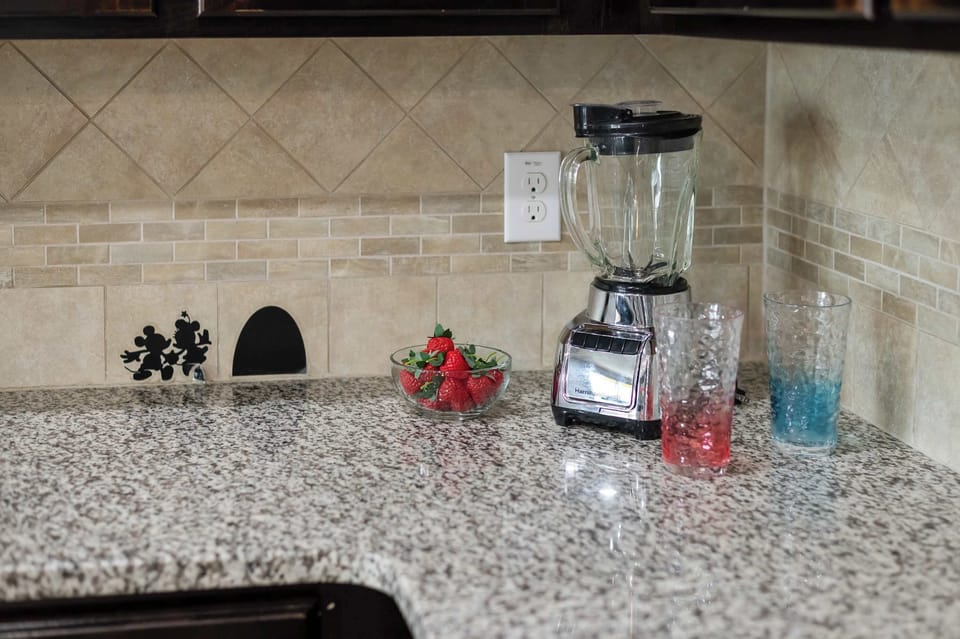 Themed bar corner w/ blender & fun decor — ready to mix up vacation vibes.
