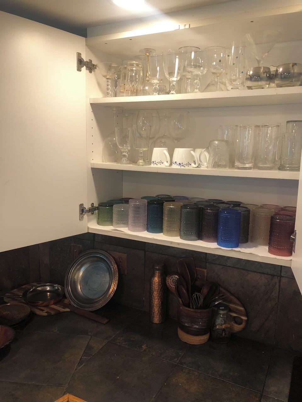 Fully stocked kitchen including stainless cookware & colorful glassware!