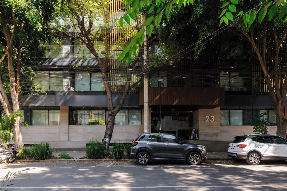 Contemporary building façade located in the heart of Colonia Cuauhtémoc