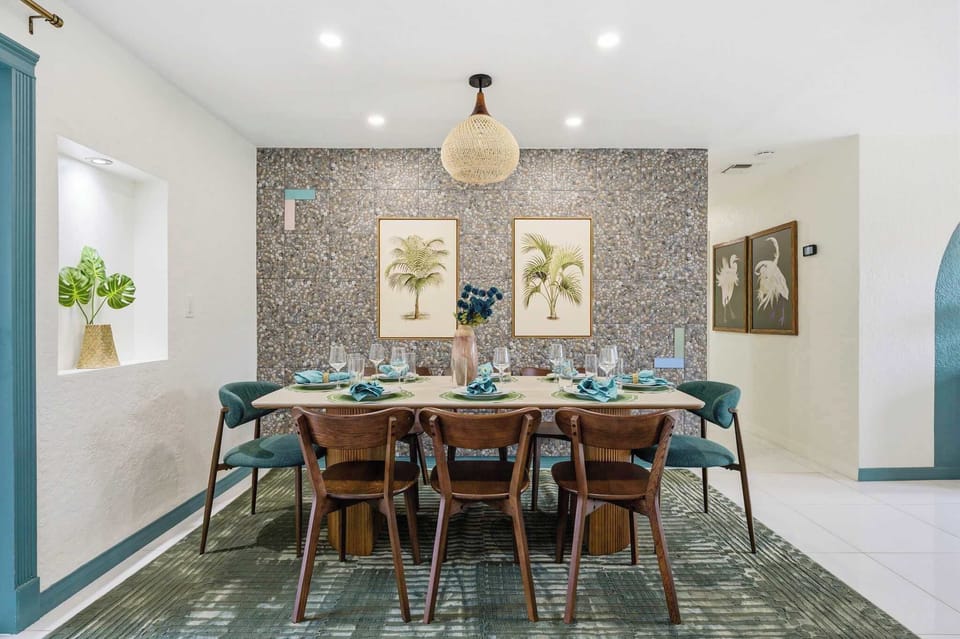  Set the scene for unforgettable meals in this stylish dining space. Seating for the whole group, a statement wall & warm pendant lighting make every dinner feel like a special occasion.