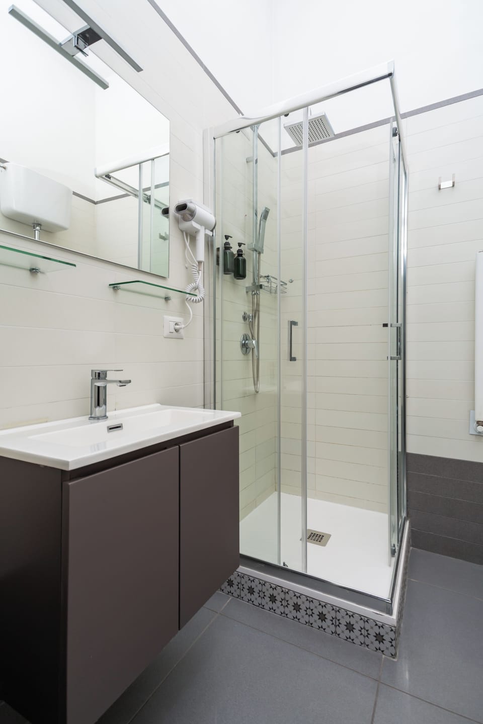 Comfort Double Room, City View | Bathroom | Hair dryer, bidet, towels, shampoo