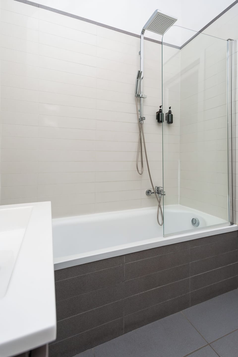 Deluxe Triple Room | Deep soaking bathtub