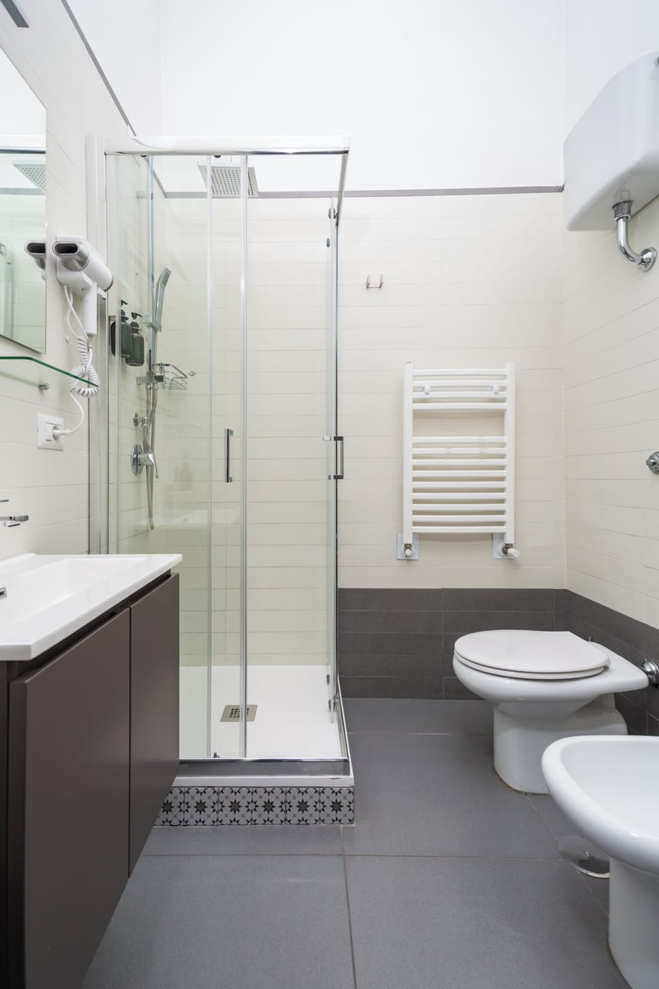 Comfort Double Room, City View | Bathroom | Hair dryer, bidet, towels, shampoo