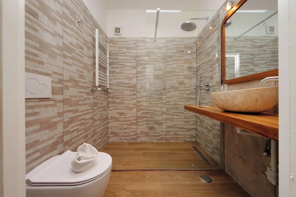 Superior Double or Twin Room | Bathroom | Hair dryer, bidet, towels, shampoo
