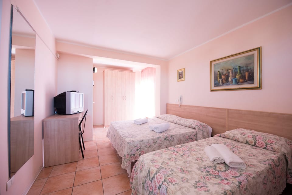 Triple Room | In-room safe, desk, WiFi, bed sheets