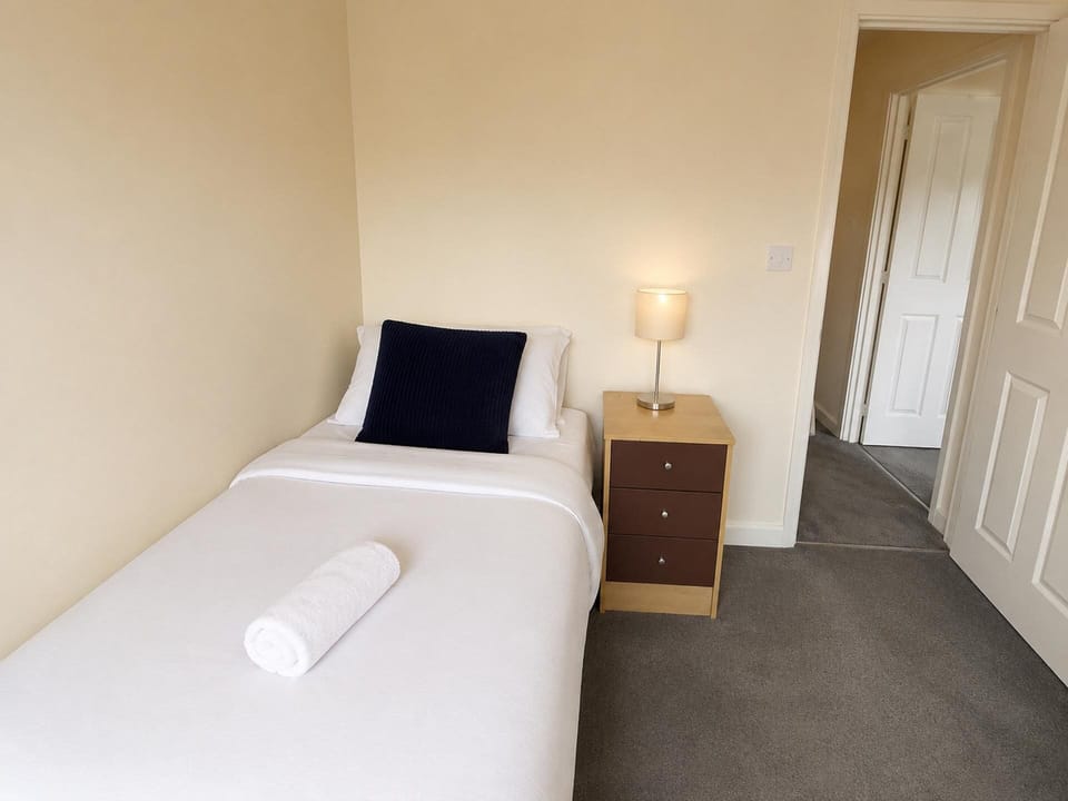 4 bedrooms, iron/ironing board, WiFi (free), bed sheets