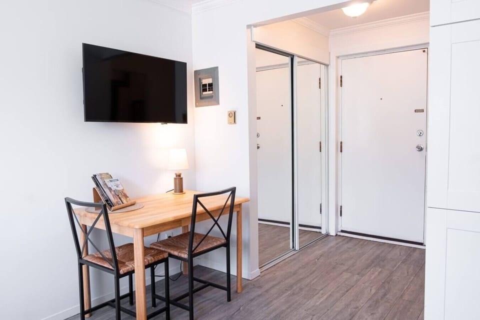 Fast Wi-Fi makes this studio a great option for remote work near the lake.