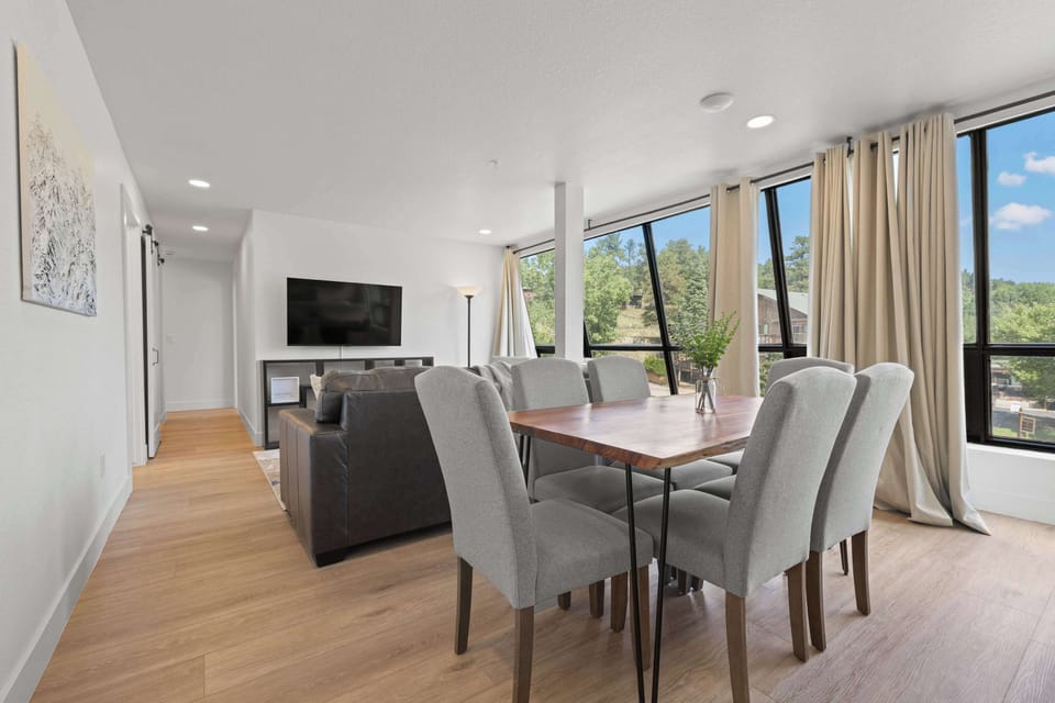 Eat breakfast or dinner while watching the wildlife outside the panoramic windows.
