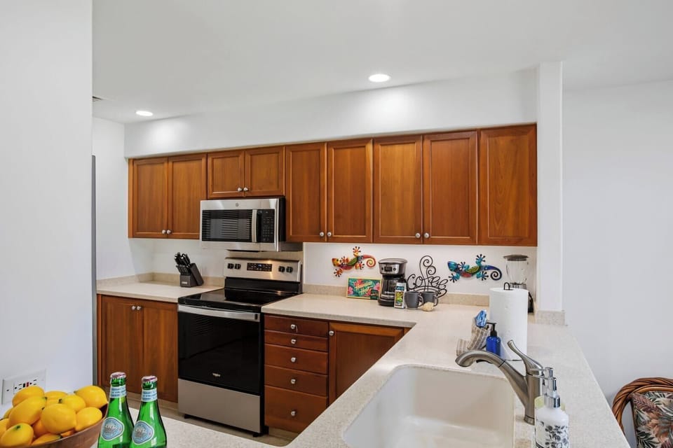 Smooth counters, gleaming appliances, and coconut-colored cabinets make this space a chef’s island daydream     KRO-G201