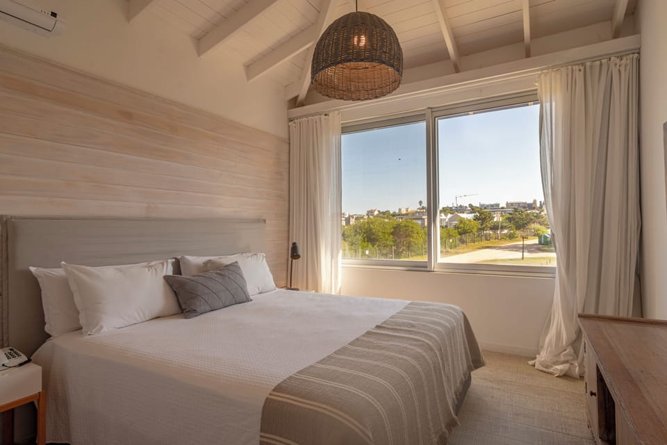 Hypo-allergenic bedding, in-room safe, blackout drapes, free WiFi