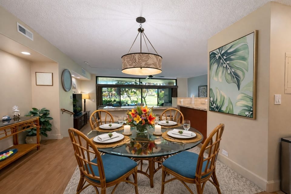Open dining area with natural light KRO-F102