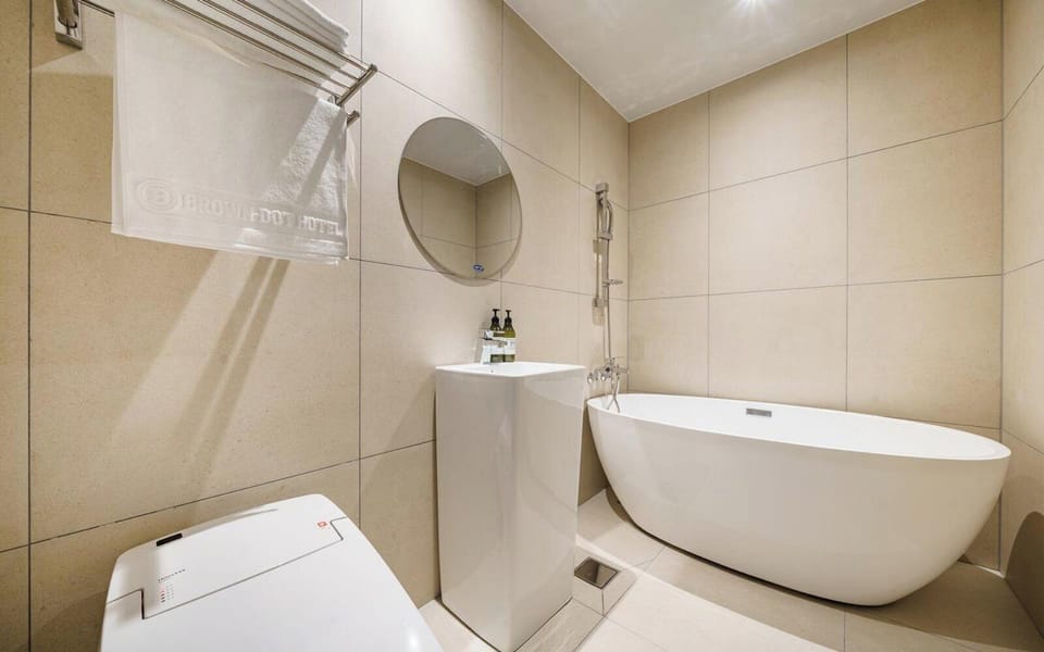 Bidet, towels, shampoo, toilet paper