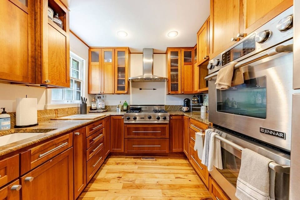 ✨ A modern, well-equipped kitchen designed for convenience and ease.