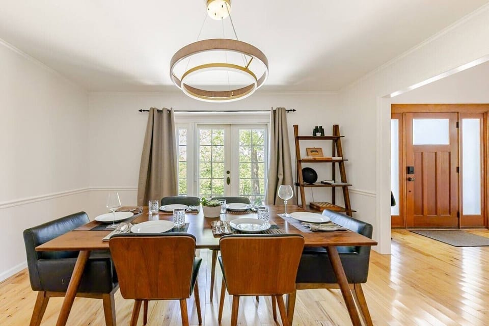 🍽️ Share great food and great moments in this inviting dining space.