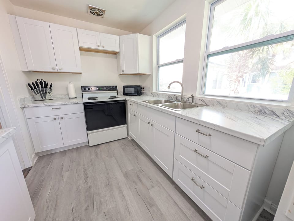 Full oven and microwave in the kitchen
