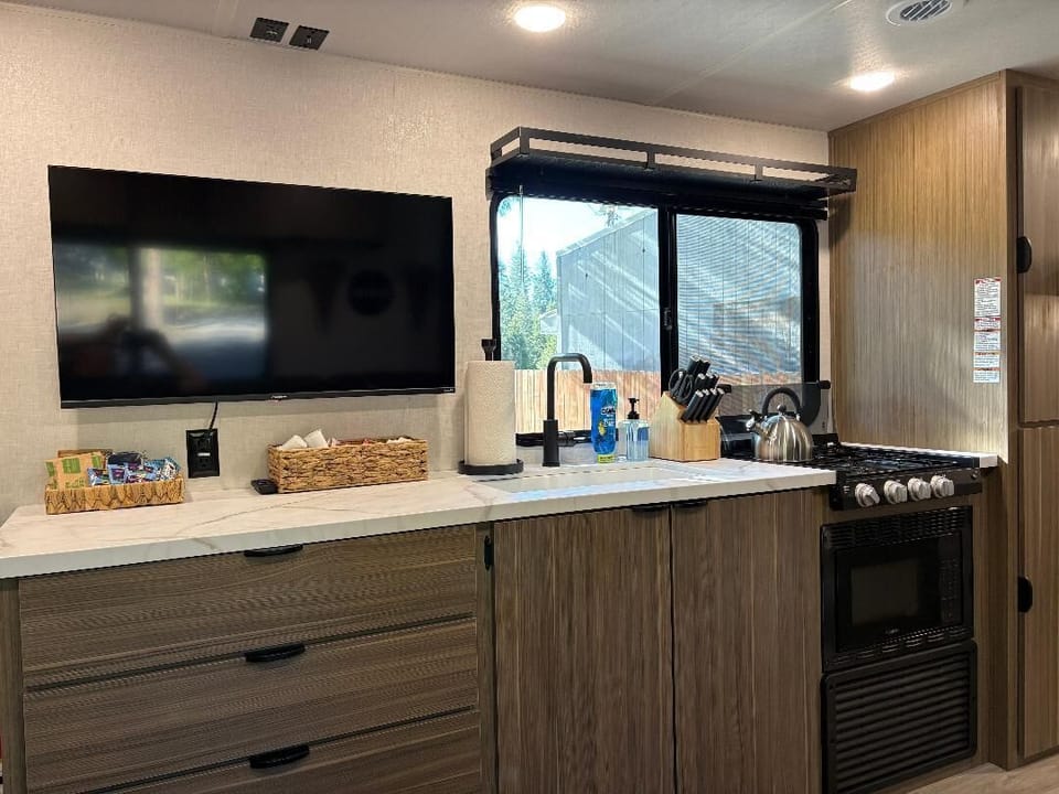 Ultimate glamping - a fully equipped kitchen, flat screen TV, and a gas stove, 