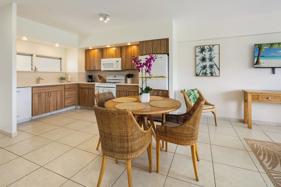 Tropical dining set with seating for 4 and full kitchen to prepare meals