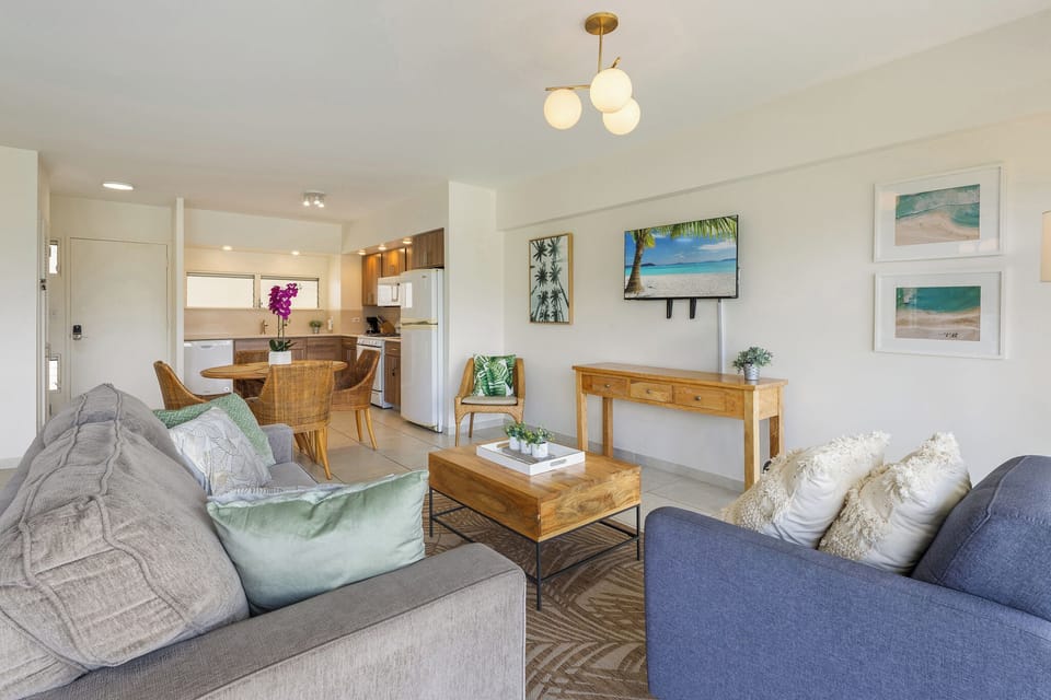 Full kitchen, dining area, living area 