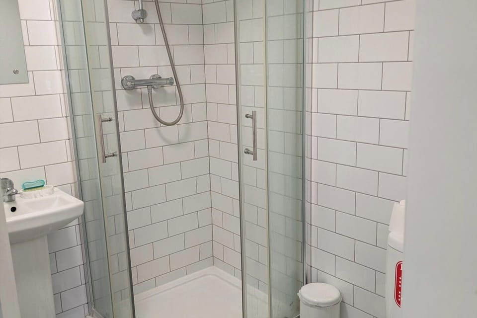 Room 2 En-suite room with shower 
( garden view ) Rear of house 