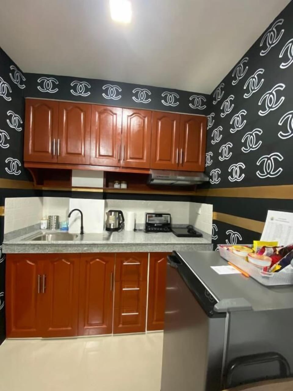 Deluxe Double Room | Private kitchen | Fridge, microwave, stovetop, cookware/dishes/utensils