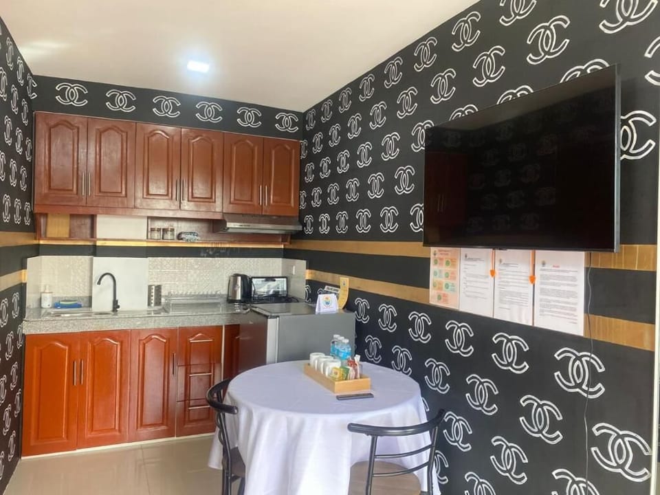 Deluxe Double Room | Private kitchen | Fridge, microwave, stovetop, cookware/dishes/utensils