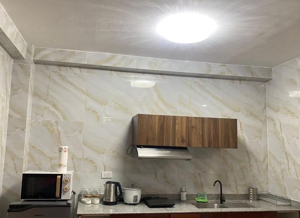 Family Suite | Private kitchen | Fridge, microwave, stovetop, cookware/dishes/utensils