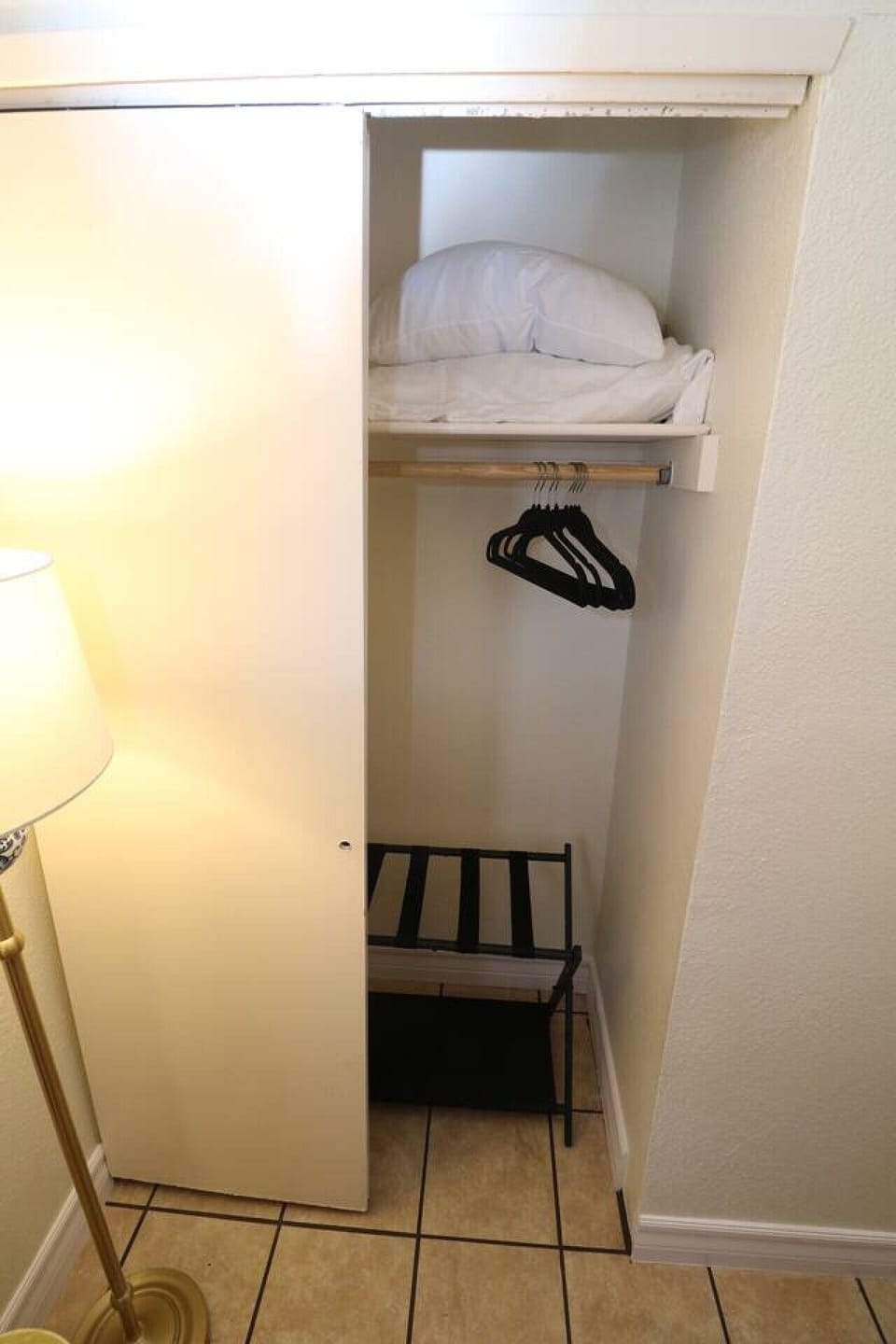 Queen Bedroom / Luggage Rack