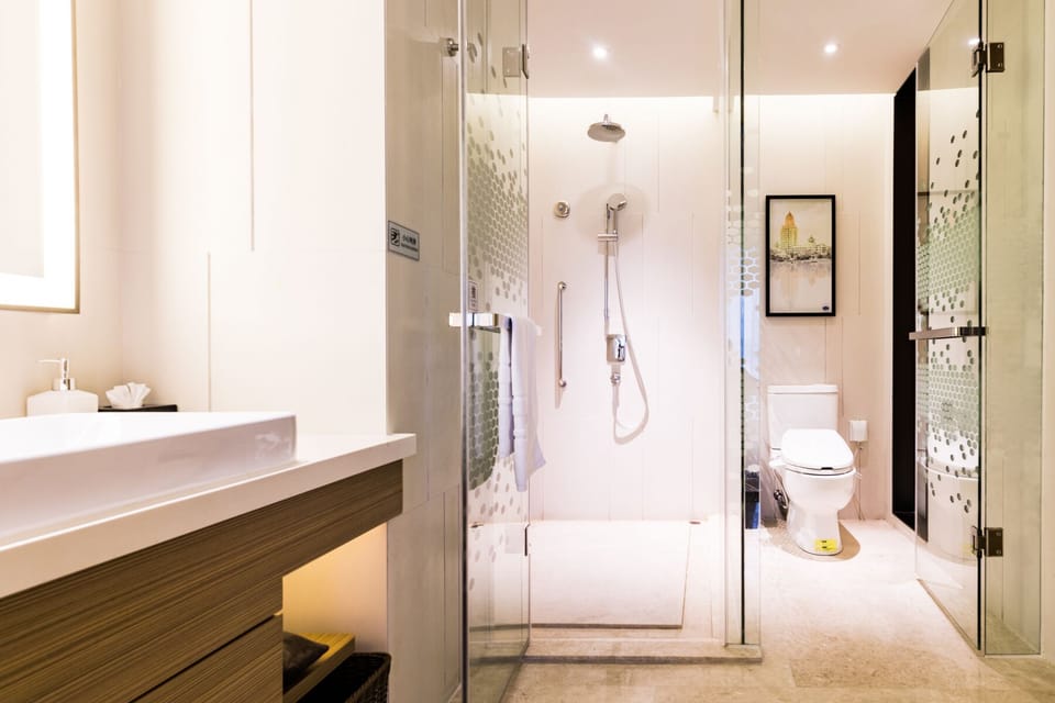 Superior Suite | Bathroom | Shower, hair dryer, towels, shampoo