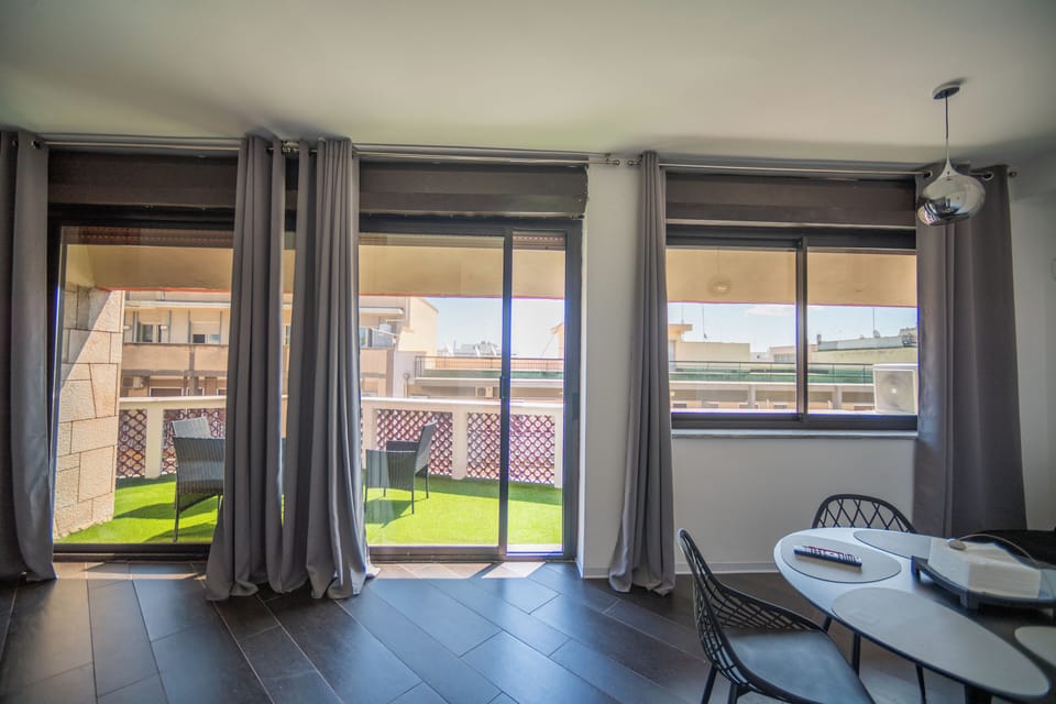 Deluxe Apartment, City View | Dining