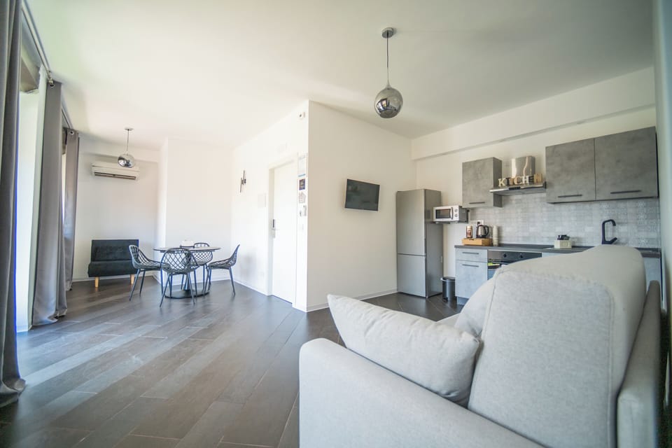 Deluxe Apartment, City View | Living area