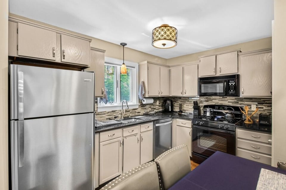 The fully equipped kitchen makes it easy to cook breakfast, pack adventure snacks, or prep dinner for the whole crew. 🍳☕
