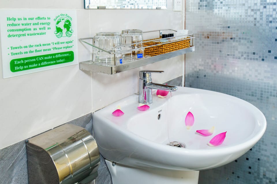 Deluxe Room | Bathroom | Hair dryer, towels, soap, shampoo