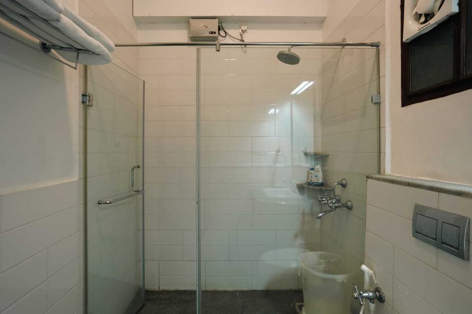 Deluxe Double Room, Non Smoking | Bathroom | Shower, free toiletries, hair dryer, towels