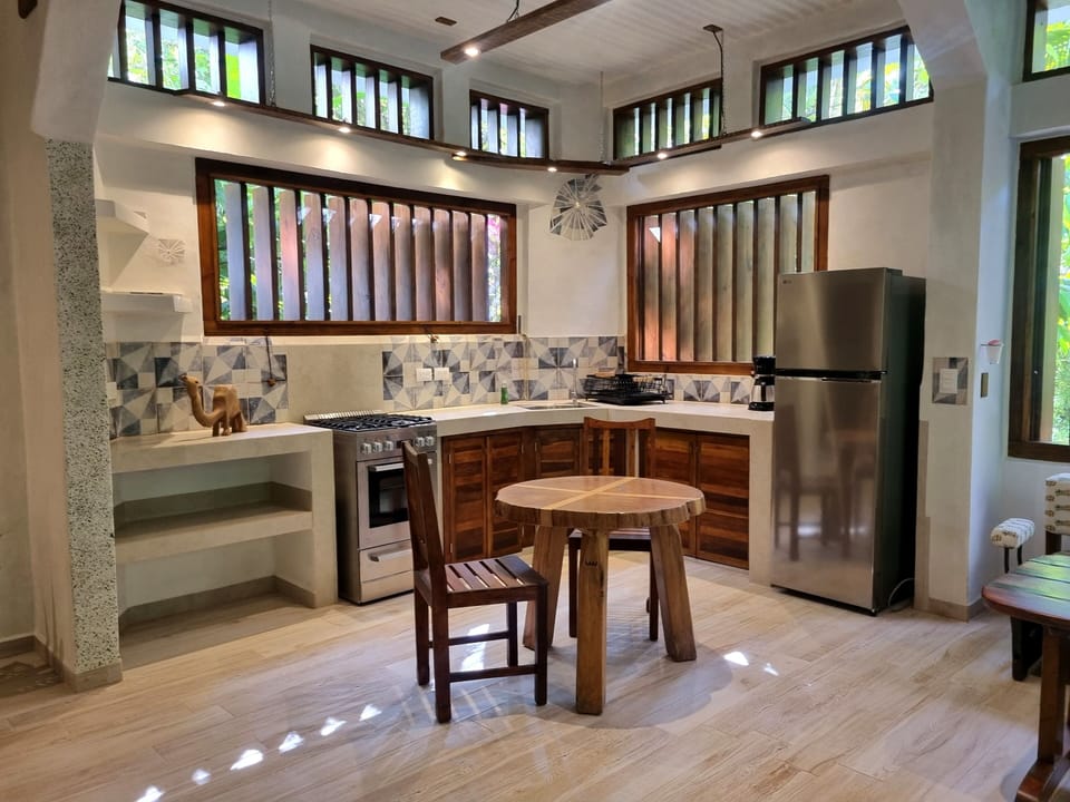 Design Studio, 1 King Bed | Private kitchen