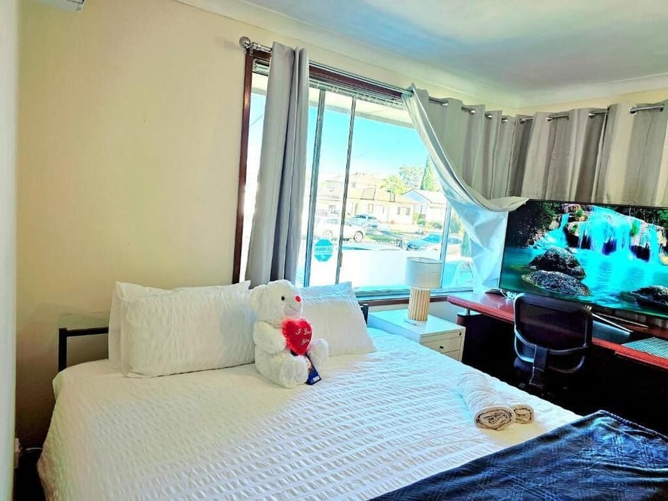 Economy Triple Room | Desk, iron/ironing board, free WiFi