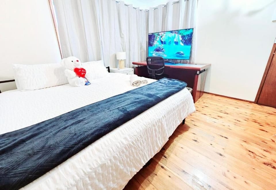 Economy Triple Room | Desk, iron/ironing board, free WiFi