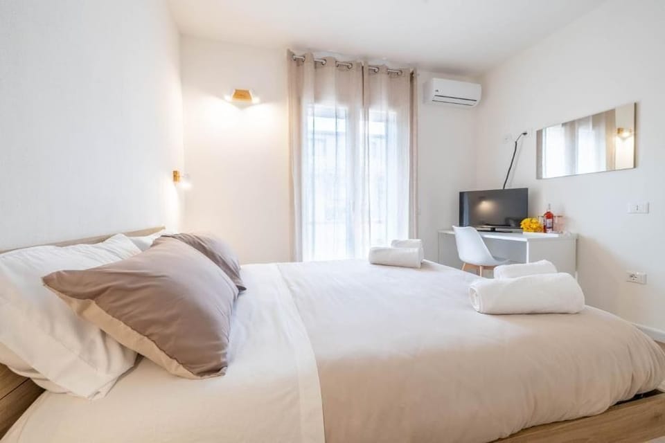 Standard Double Room, Balcony, Courtyard View | Desk, laptop workspace, soundproofing, iron/ironing board
