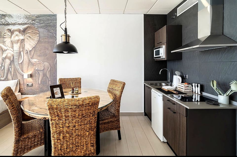 Comfort Studio Suite, Balcony, City View | Private kitchen | Cookware/dishes/utensils