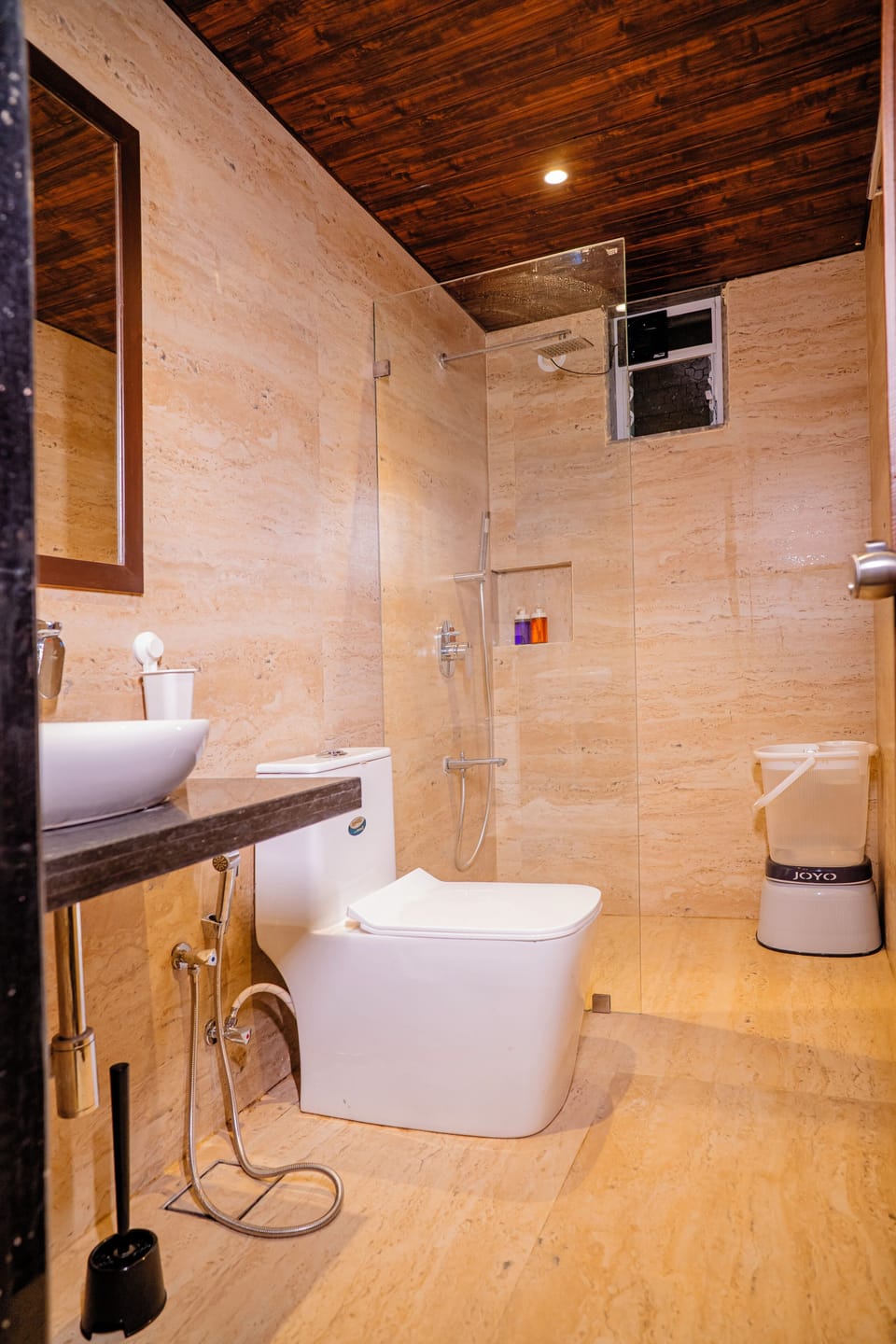 Premium Suite | Bathroom | Shower, rainfall showerhead, free toiletries, towels