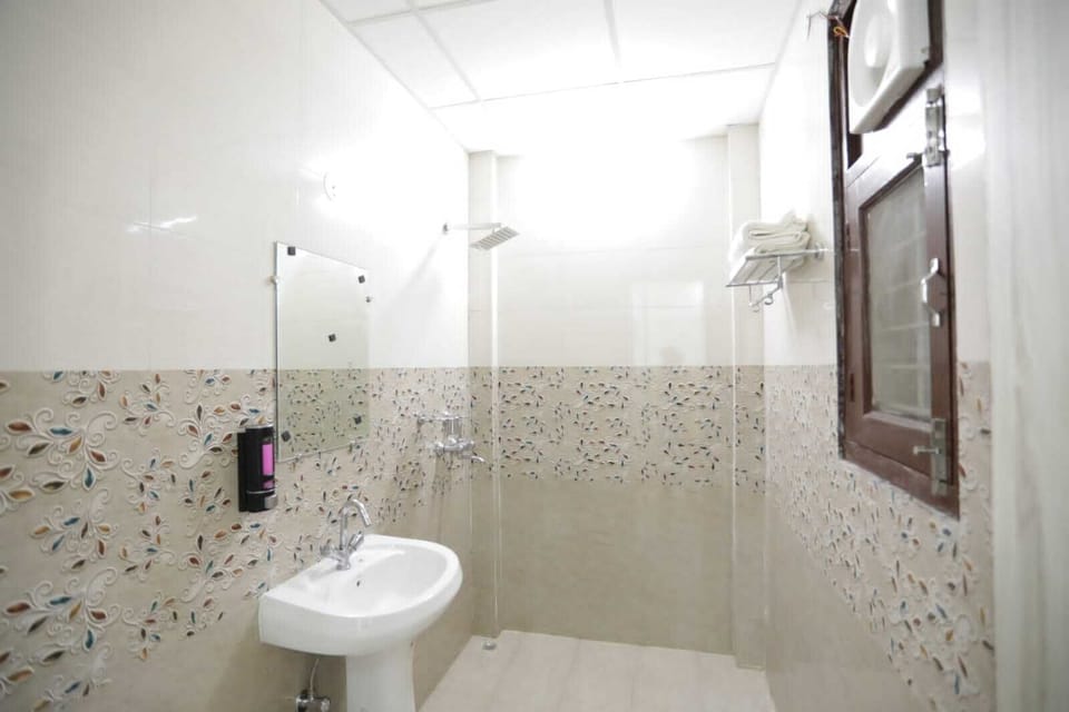 Bathtub, free toiletries, towels, soap