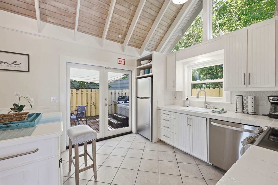 The airy kitchen is well equipped for an unforgettable getaway​