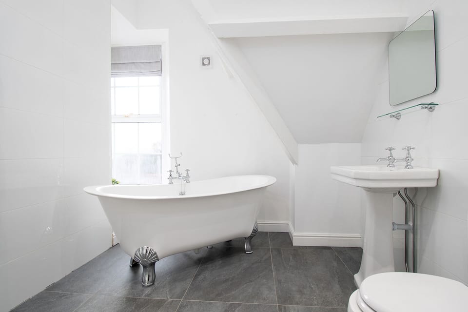 Luxury Double Room (The Classroom) | Bathroom | Separate tub and shower, towels
