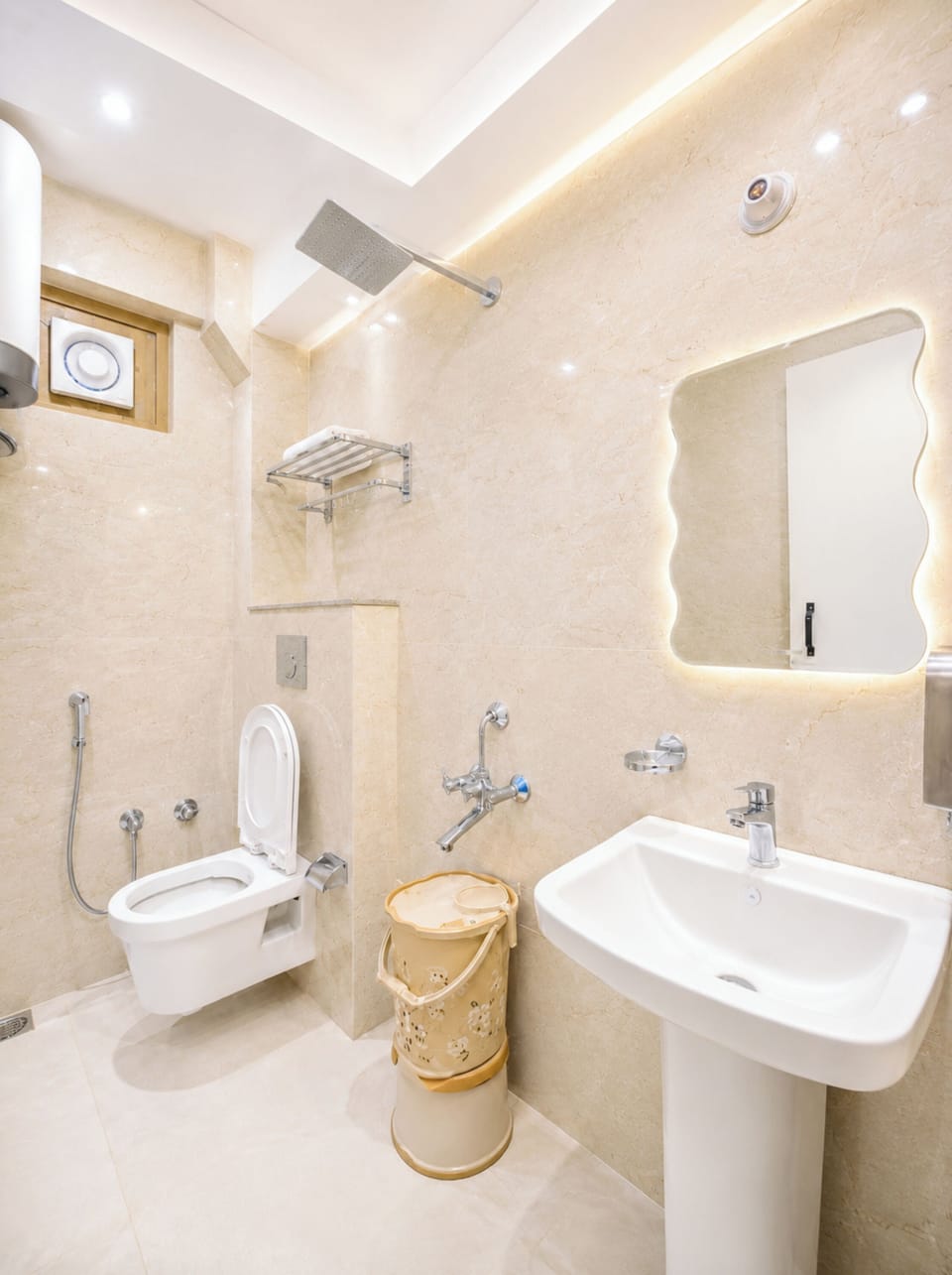 Deluxe Quadruple Room | Bathroom | Shower, rainfall showerhead, slippers, towels