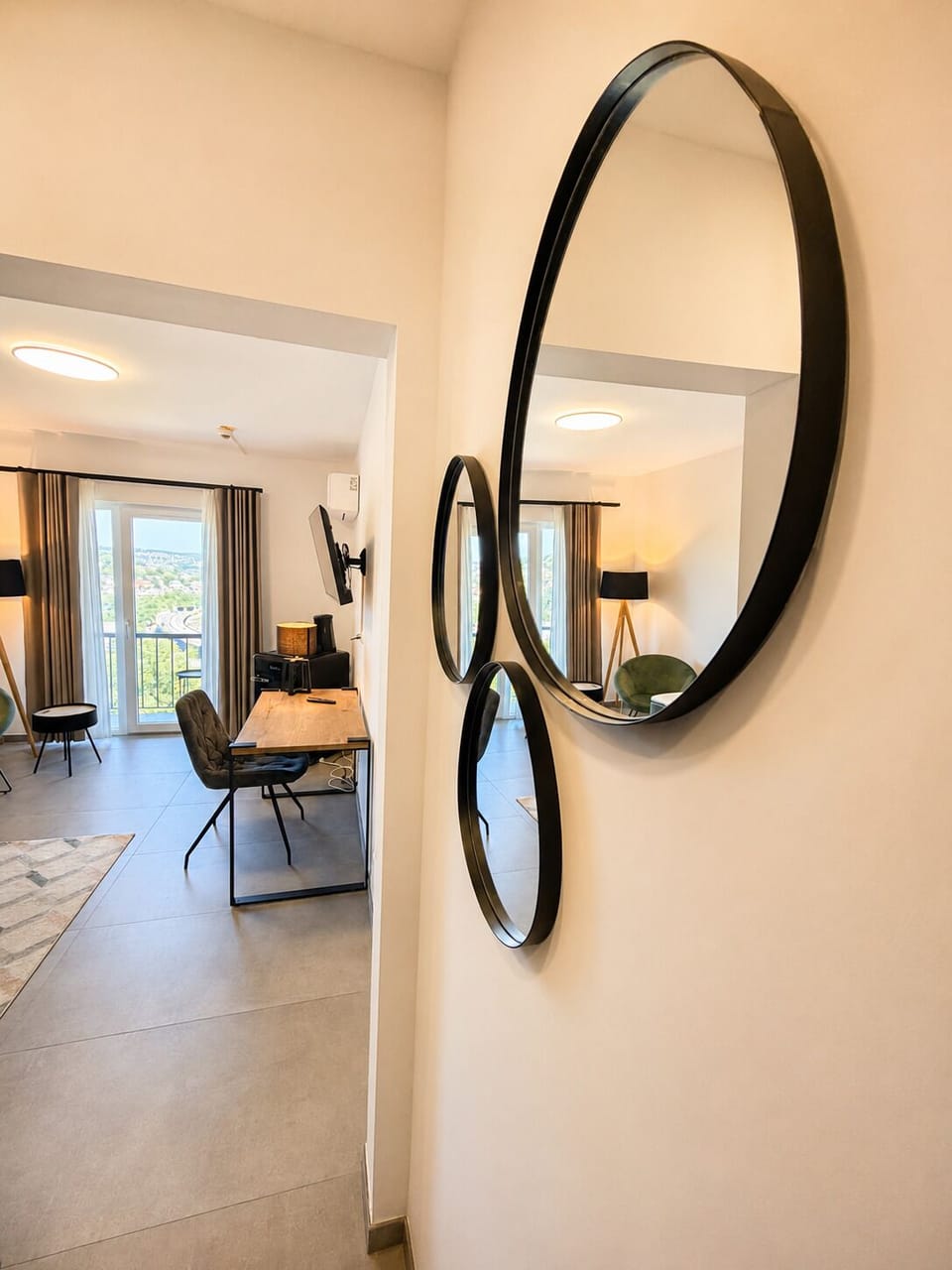 Superior Single Room, Balcony, City View | Interior