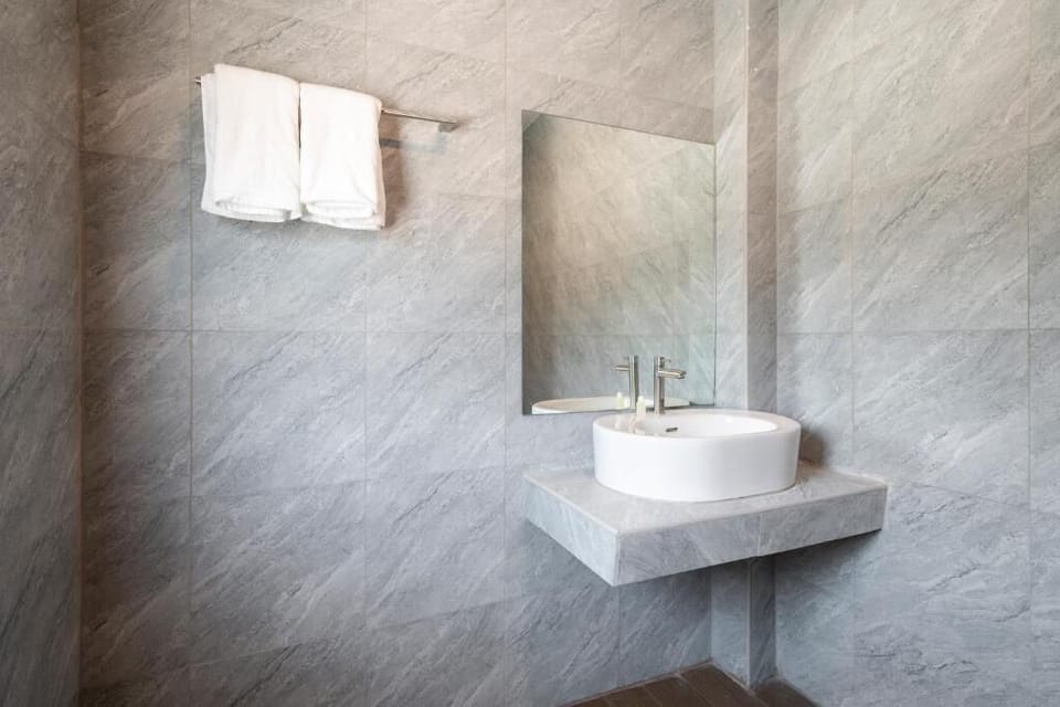 Basic Double Room | Bathroom | Shower, hair dryer, towels, soap