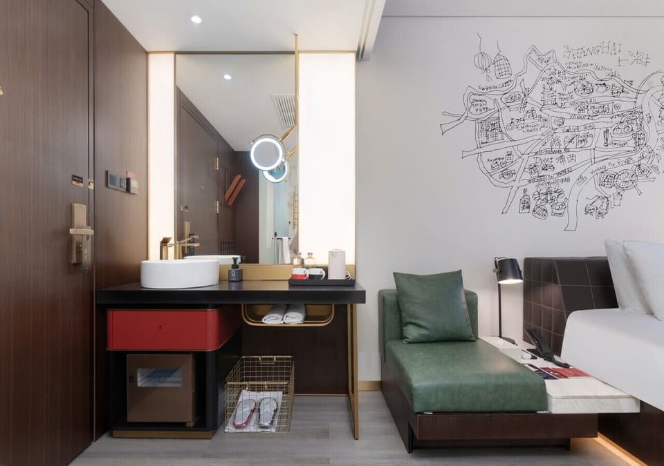 Double Room, 1 King Bed, Non Smoking | Minibar (free items), desk, laptop workspace, blackout drapes